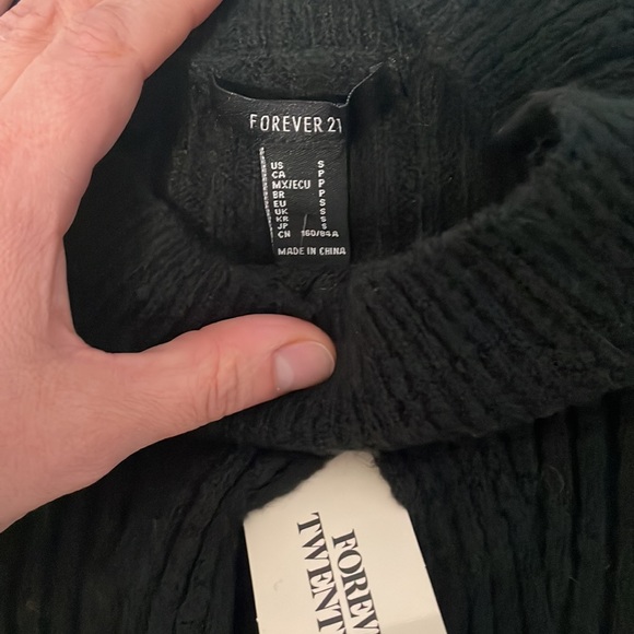 New with tags forever 21 keyhole sweater never worn - Picture 3 of 4